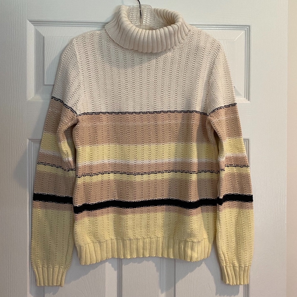 IZOD Women’s Classic Turtleneck Sweater Size Medium